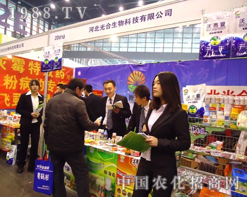 河北光合生物工作人員熱情工作，引多人駐足
