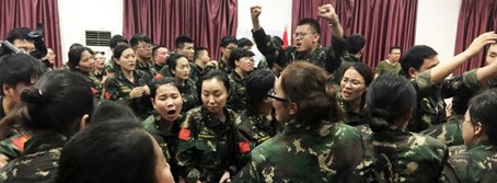 人生路，堅(jiān)持方能成功，困難途中，攜手便是天堂！